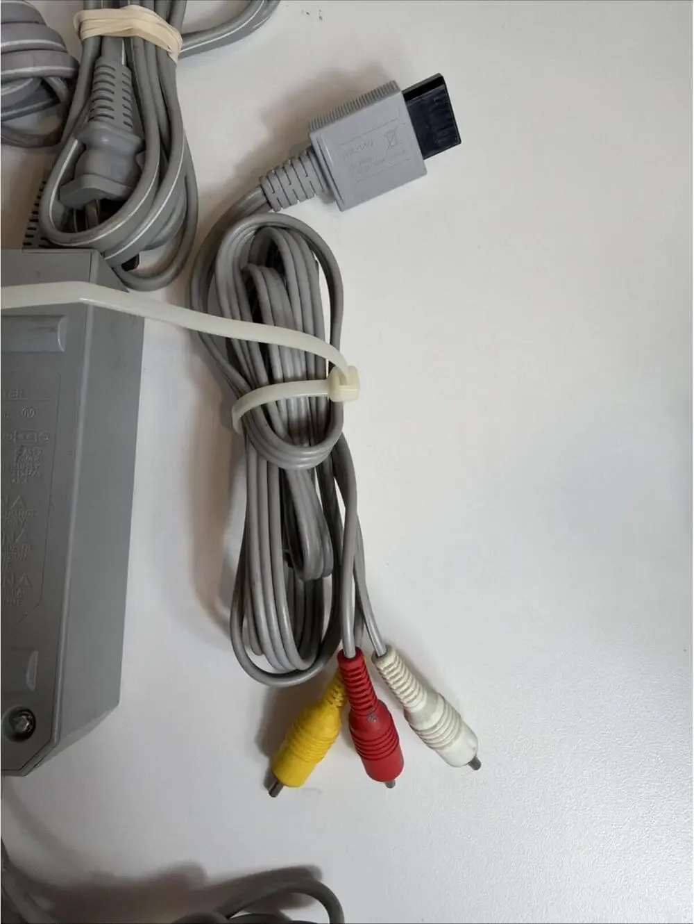Nintendo (2)RVL-002 AC Power Adapter & AV Cords for Nintendo Wii